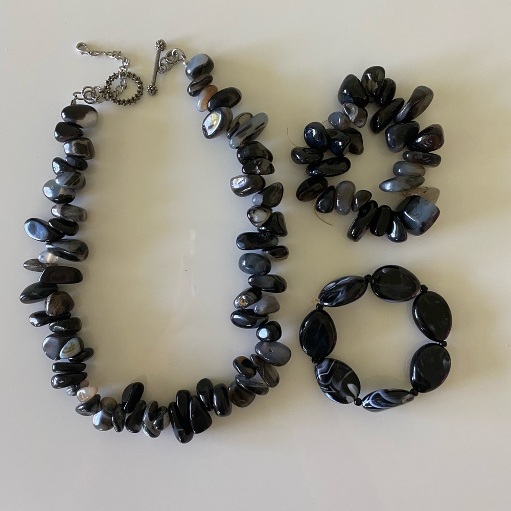 Beautiful set of necklace and bracelets! 🖤